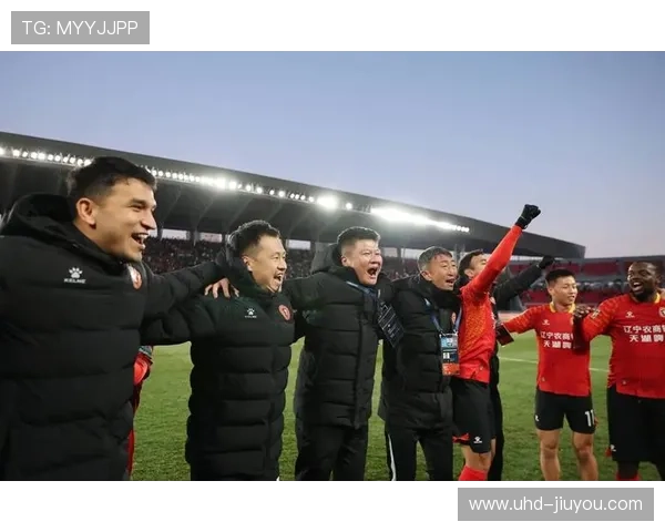 辽宁铁人队获中甲冠军并冲超成功,主帅李金羽称只是迈出一小步 辽宁铁人队获中甲冠军并冲超成功,主帅李金羽称只是迈出一小步